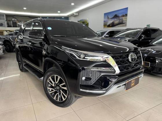 TOYOTA HILUX SW4 2.8 D-4D TURBO DIESEL SRX 7L 4X4 AUTOMÁTICO